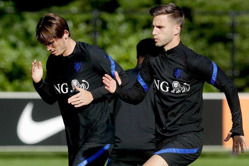 夕阳的余晖洒在训练场上，孟菲斯·德佩眼神坚毅，脚下的足球仿佛被赋予了生命，他正以标志性的盘带突破防守，为即将到来的恶战磨砺自己的进攻利刃。