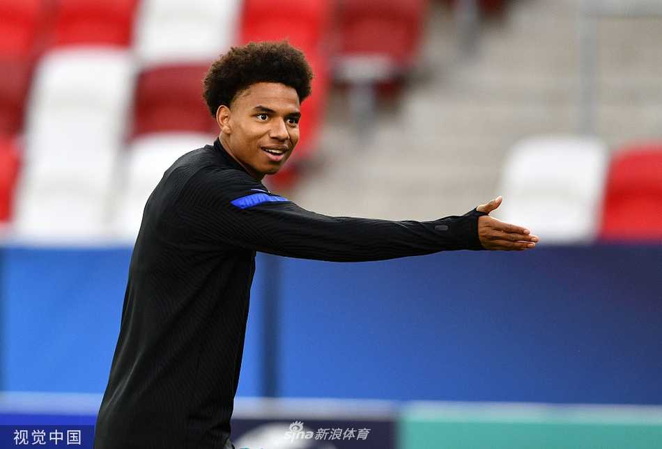 荷兰队全体球员围成一个紧密的圆圈，肩并肩互相揽着，展现出强大的团队凝聚力