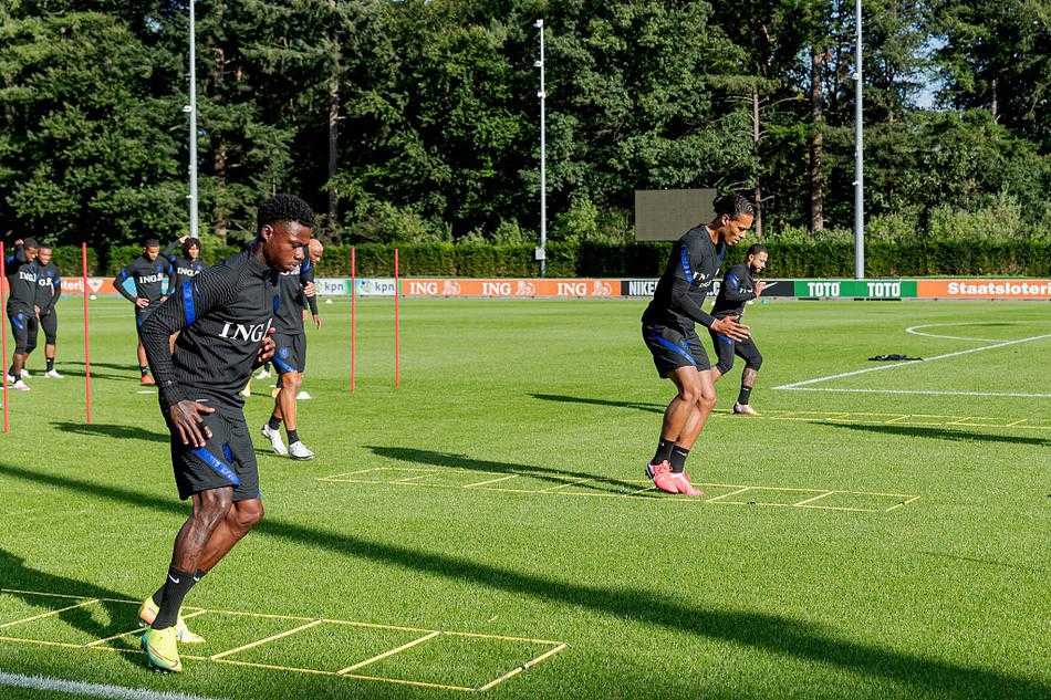 在泽斯特的训练场上，荷兰队球员们正围绕着核心人物维吉尔·范戴克，进行着一场高强度的有球对抗练习，每一个动作都充满了专注与力量。