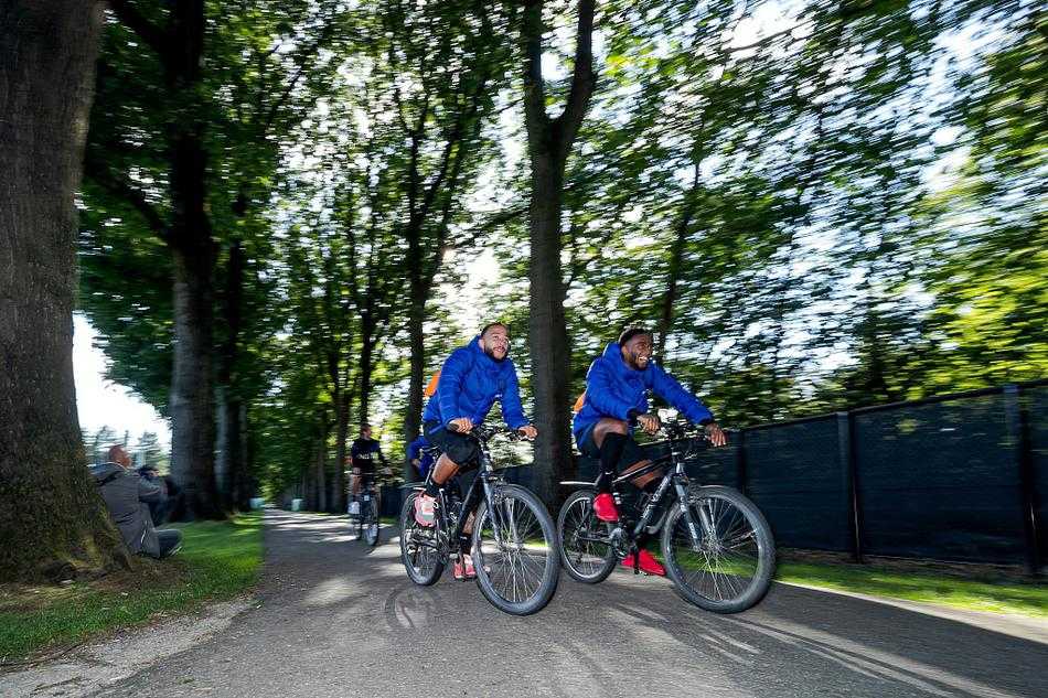 训练课上，范戴克与德利赫特这对新老结合的防线搭档正在进行默契配合演练，两人眼神交汇间传递着信任，身前则是奋力扑救的门将，共同筑起橙衣军团的最后一道屏障。