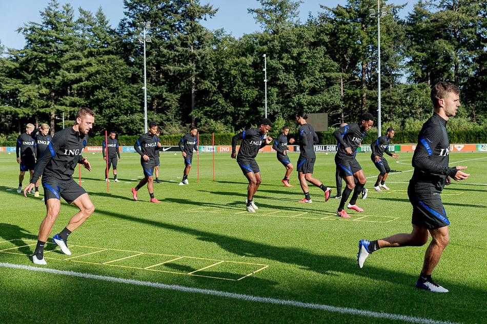 在教练组的注视下，弗朗基·德容用一脚精准的传球撕开了模拟防守的空当，他轻盈的触球和开阔的视野，仿佛是在绿茵场上描绘一幅流动的进攻画卷。