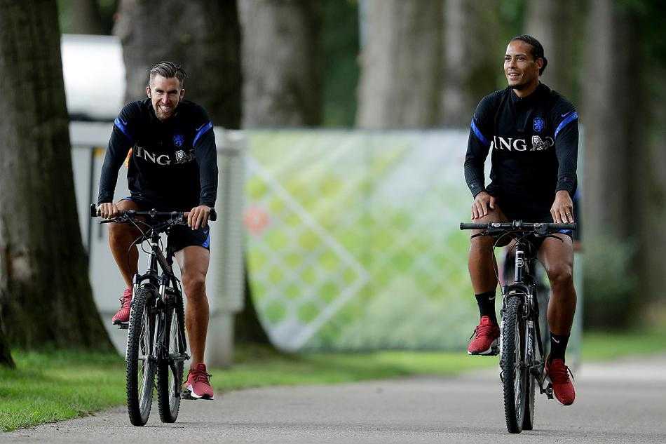 防守核心范迪克在训练中指挥防线，他的领袖气质和防守能力是荷兰队在欧国联赛场上的重要保障。