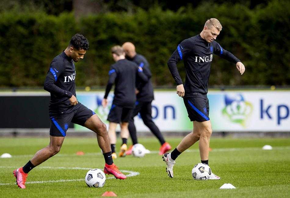 荷兰队球员在训练场上进行有球热身，神情专注，脚下动作灵活，为接下来的高强度对抗做好准备。