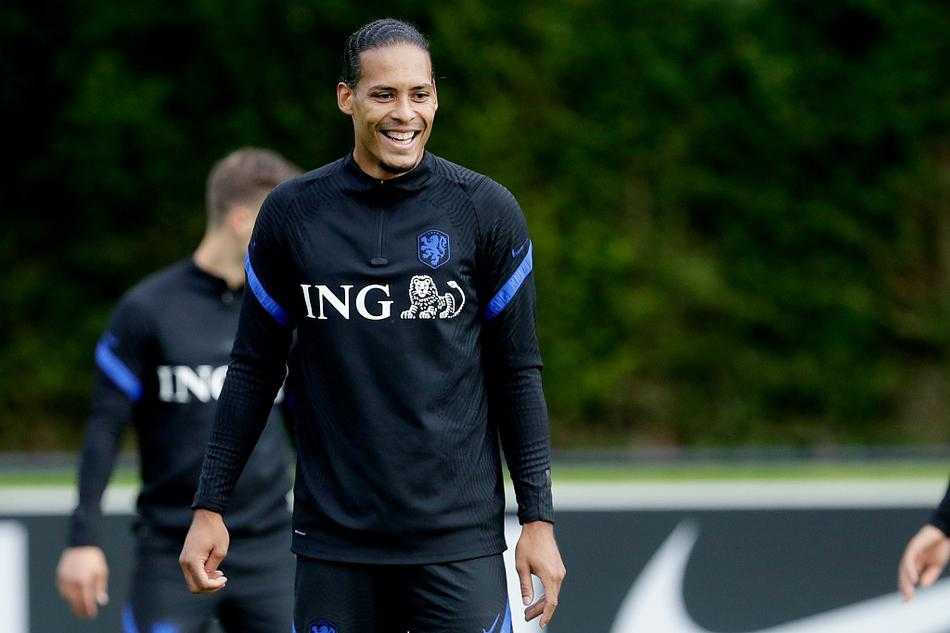 中场发动机弗兰基-德容在训练中展现细腻的脚下技术，他的传球和组织将决定荷兰队由守转攻的流畅度。