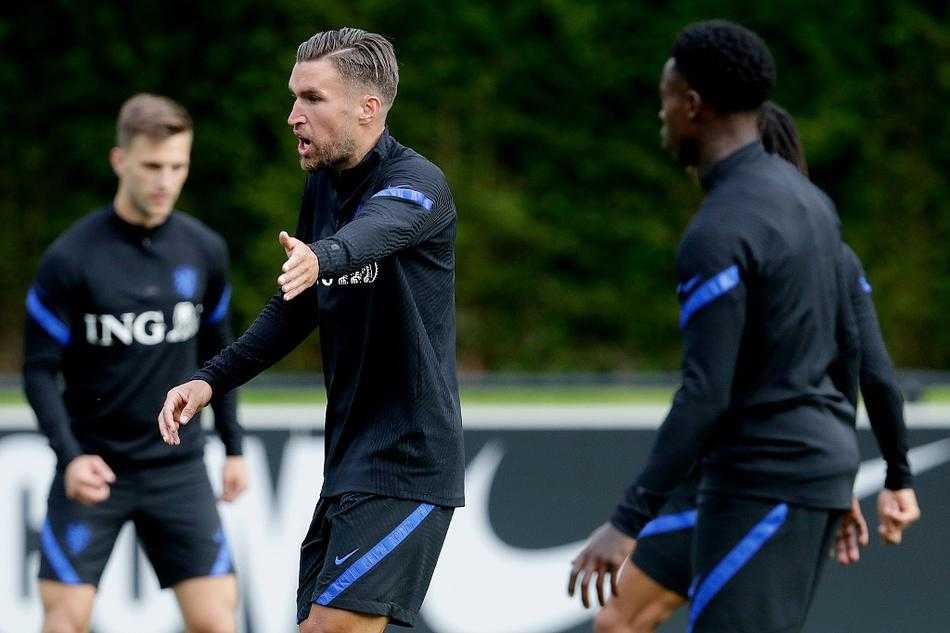 攻击手们进行射门练习，力求在门前的最后一击上找到最佳感觉，争取在欧国联比赛中为球队建功立业。