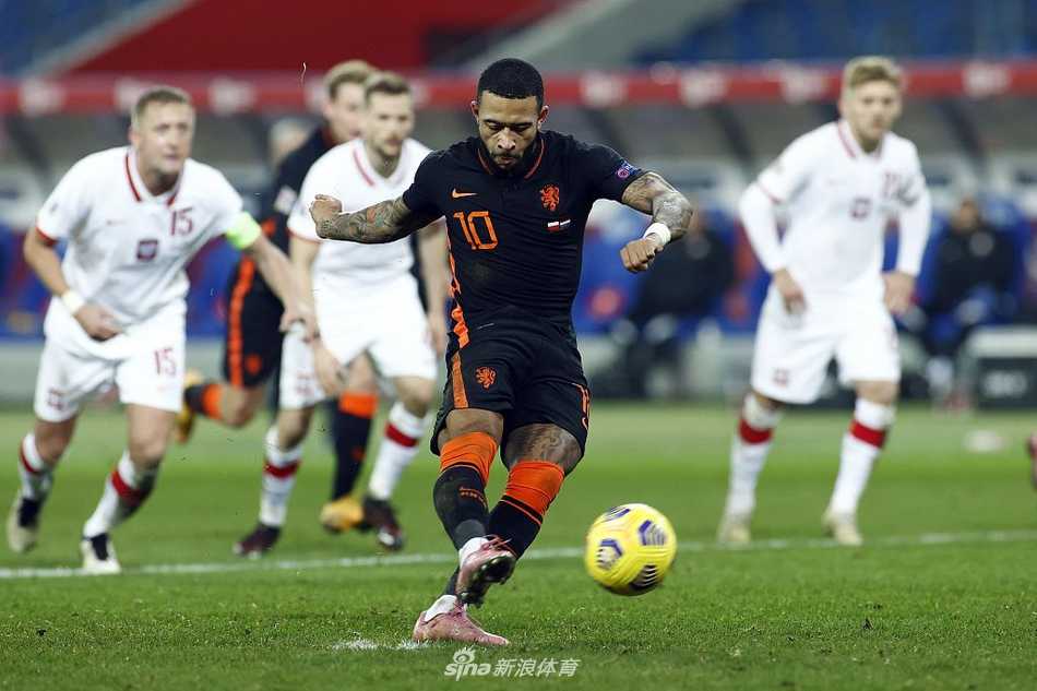荷兰队球员在丢球瞬间面露焦急，队长维纳尔杜姆正挥手示意队友保持阵型，试图稳定军心