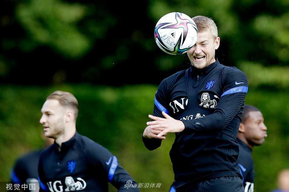 范加尔神情严峻地在场边督训，双臂环抱在胸前，目光如炬地观察着场上球员的一举一动，随时准备为弟子们指点迷津。