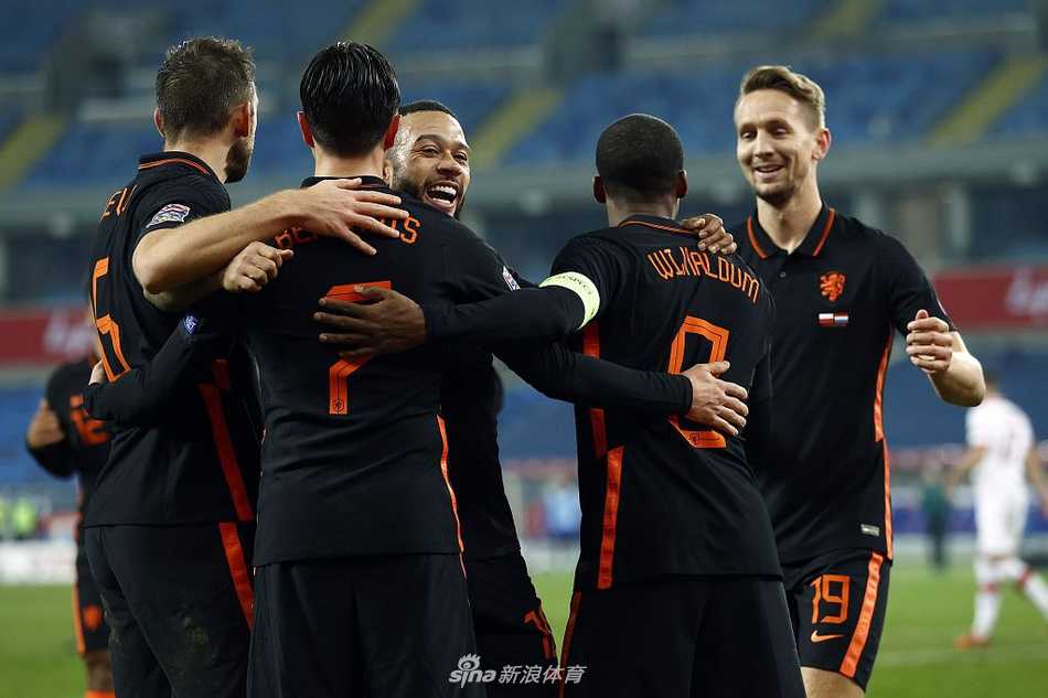 维纳尔杜姆在角球进攻中高高跃起头槌破门，他身后是绝望的波兰后卫和无力回天的门将法比安斯基