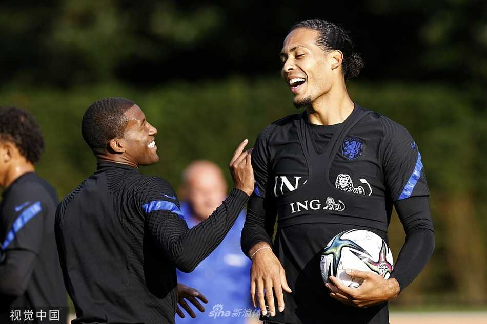 范戴克在训练场上露出久违的笑容，神情专注地进行抢圈练习，每一次触球都宣告着顶级后卫的强势归来。