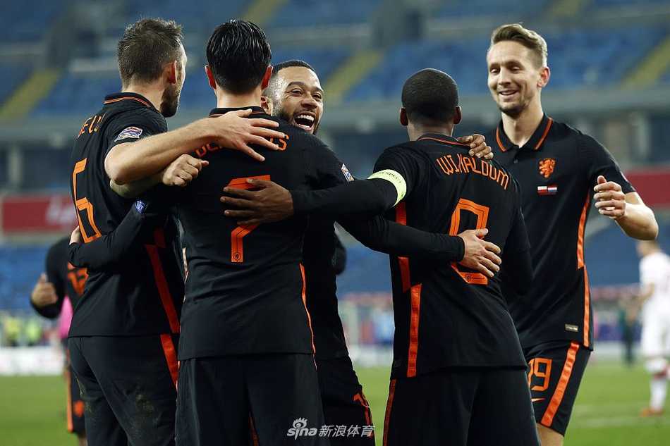 终场哨响后，维纳尔杜姆被荷兰队友们团团围住，大家脸上洋溢着胜利的喜悦，与场边失落的波兰球迷形成鲜明对比