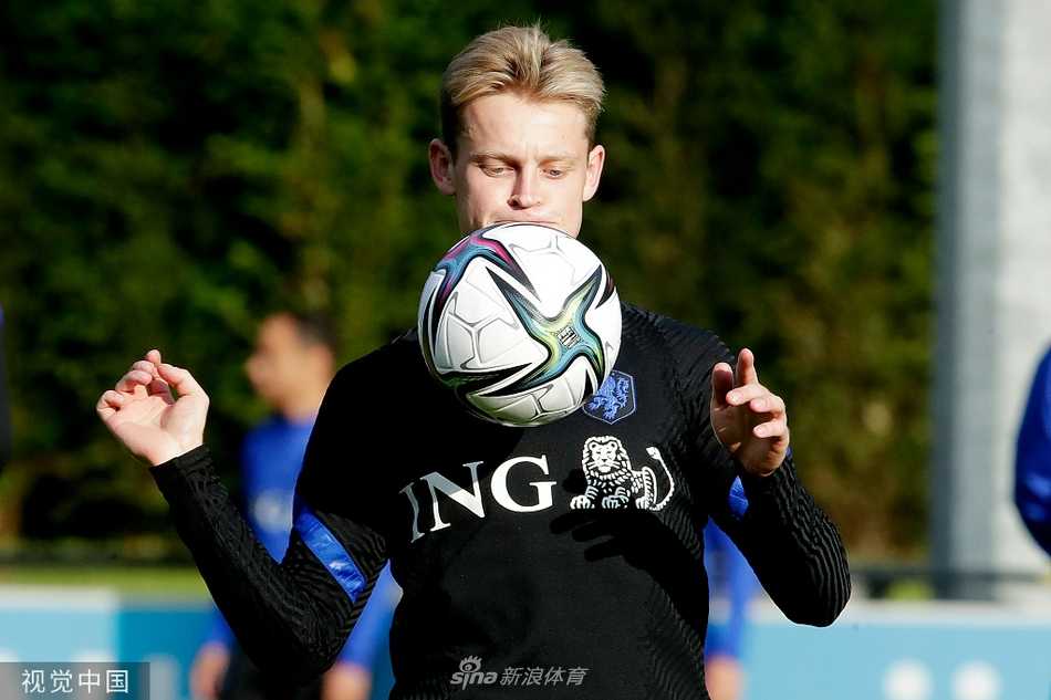 德佩在训练中展示细腻的脚下技术，他轻松越过障碍物，脸上带着自信的微笑，作为锋线尖刀他已准备好为国家队攻城拔寨。