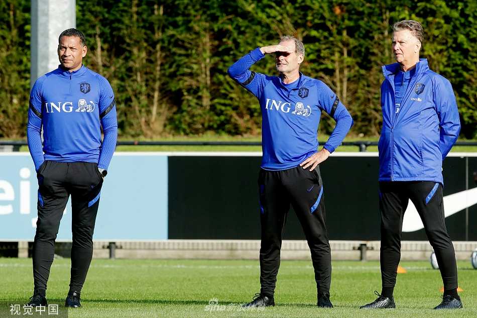 橙衣军团众将正在进行高强度的分组对抗，球员们全神贯注，脚下的皮球飞速运转，训练场上充满了大战前的紧张气氛。