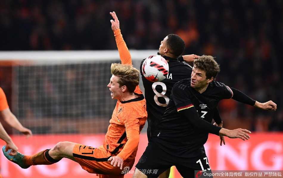 荷兰队球星孟菲斯·德佩带球突破，德国队后卫紧追不舍，双方在绿茵场上展开速度对决