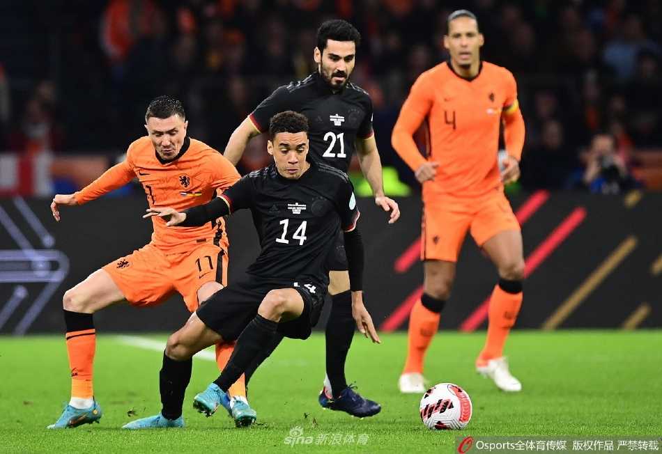 荷兰主帅范加尔与德国进球功臣穆勒赛后在球员通道亲切拥抱，尽显英雄相惜