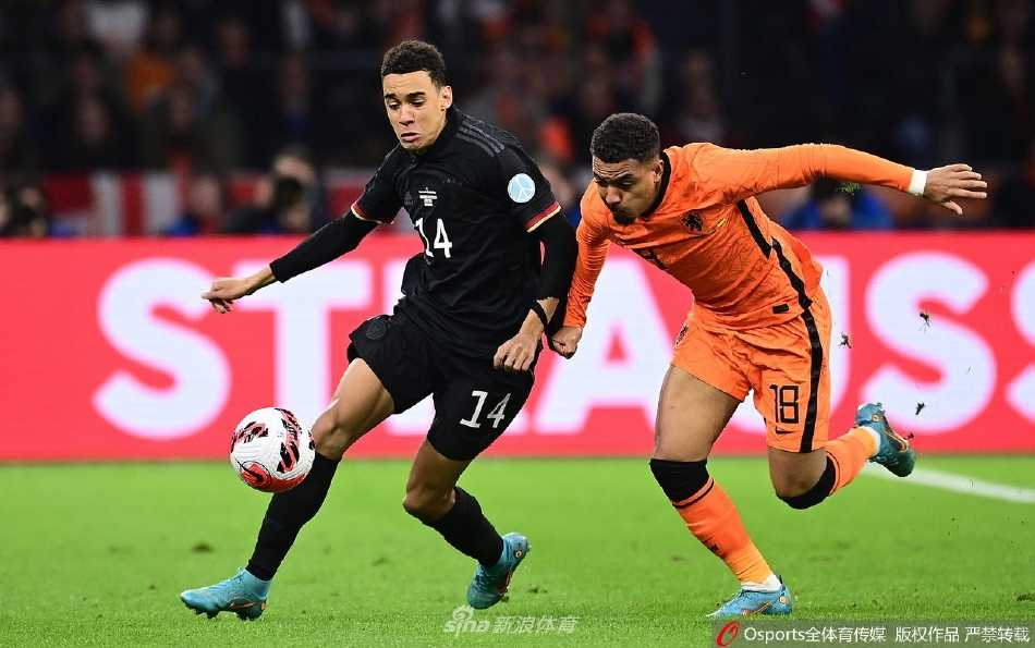 荷兰队后卫在门前混战中高高跃起，力压德国进攻球员，将危险传中球一头解围