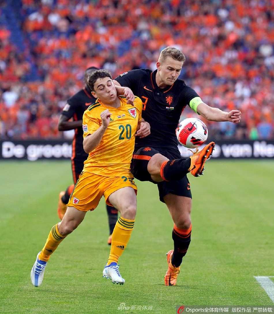 贝尔主罚点球瞬间，眼神坚定凝望球门，荷兰门将判断错方向，皮球应声入网激起网窝涟漪。