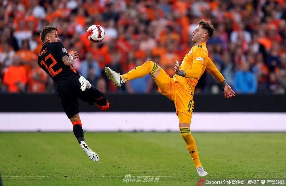 双方中场激烈拼抢，两名球员空中对抗争顶头球，肢体交错展现出足球运动的力量与竞争之美。