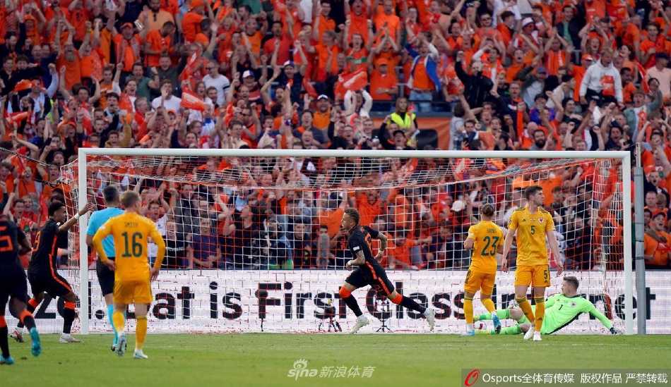 德佩射入反绝杀进球后张开双臂狂奔庆祝，背景是目瞪口呆的威尔士后卫与欣喜若狂涌来的荷兰队友。