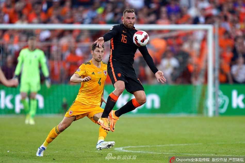 荷兰队球员围拢在一起拥抱庆祝胜利，人群中德佩振臂高呼，整个团队洋溢着劫后余生般的极致喜悦。