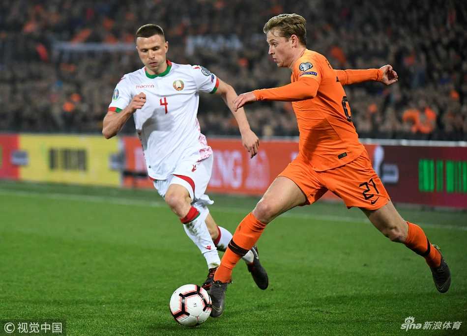 马特森-德里赫特高高跃起头球攻门，年轻的脸上写满了坚毅，他的防守让对手前锋一次次无功而返。