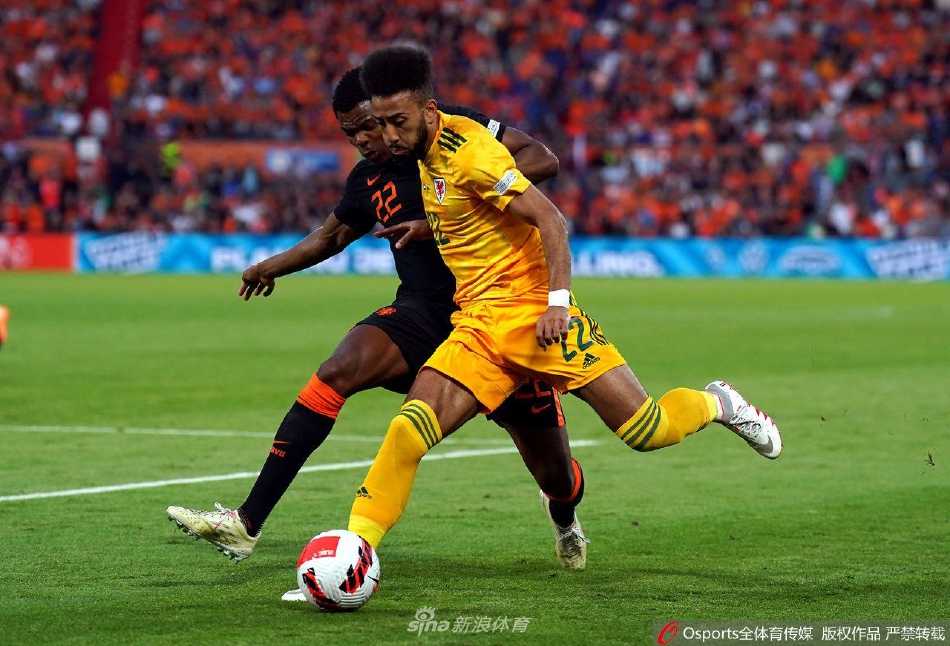 比赛结束后，威尔士球员贝尔落寞地站在中圈附近，背景是欢呼的橙色海洋，画面定格了英雄的孤独与失利的不甘。