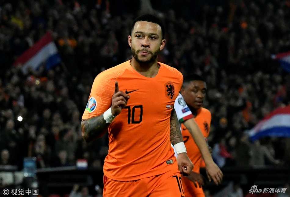 弗兰基-德容在中场衔枚疾进，他高大的身影掠过草地，带球姿态优雅，眼神坚定地观察着前方的队友。