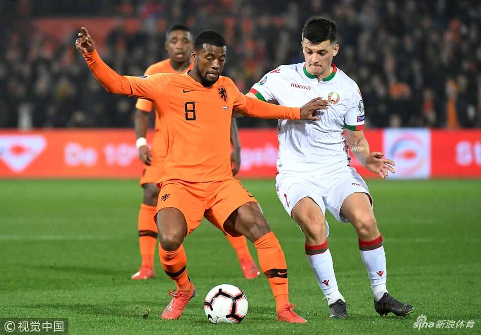 老将布林德经验丰富，他指挥着队友站位，每一次传球都蕴含着智慧，是后防线上的定海神针。