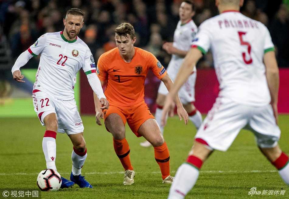 维纳尔杜姆背身倚住防守球员，像一堵墙般护住皮球，等待队友插上，展示了他出色的核心力量。