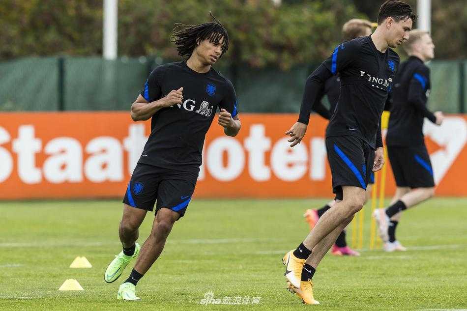 在阿尔加维午后温暖的光线下，荷兰队球员们正进行分组对抗，一名球员飞身铲断，草屑在夕阳中飞扬，仿佛已经闻到了大战前夕绿茵场的味道。