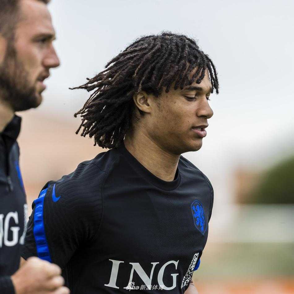 镜头聚焦在球员擦汗的瞬间，汗珠从额头滑落，眼神依然坚毅地望向远方，这滴汗水里凝聚了为一个夏天的所有付出。