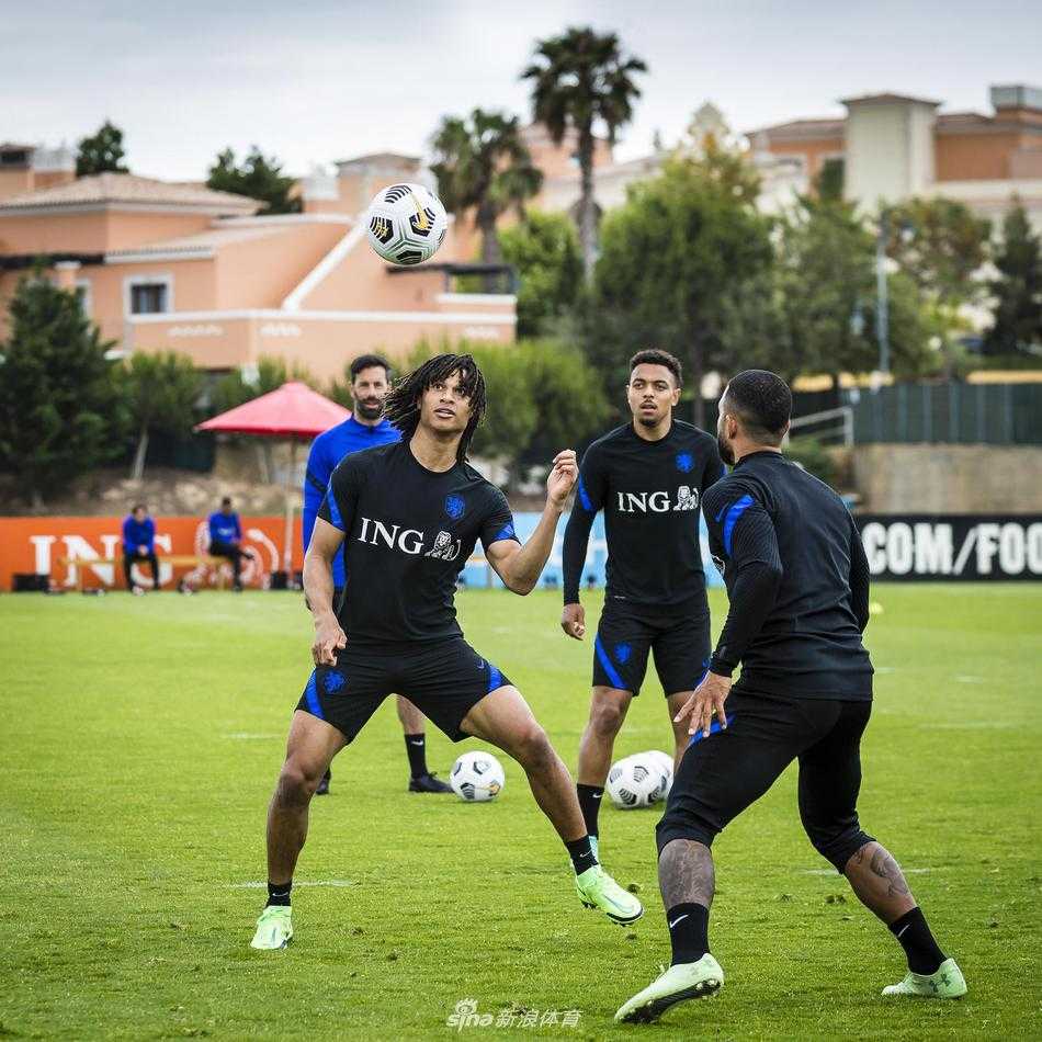 几名队友在训练结束后围成一圈，肩搭着肩，互相鼓劲，背景是葡萄牙的美丽晚霞，团队的凝聚力在这一刻比任何战术都重要。