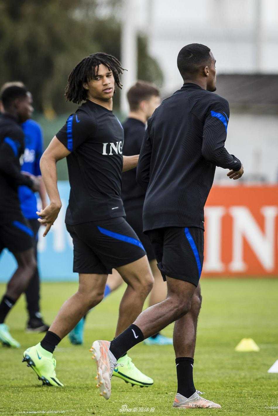 夕阳勾勒出球员独自带球的剪影，巨大的影子被拉长在草坪上，仿佛一位孤独的侠客在磨砺自己的绝世武功。