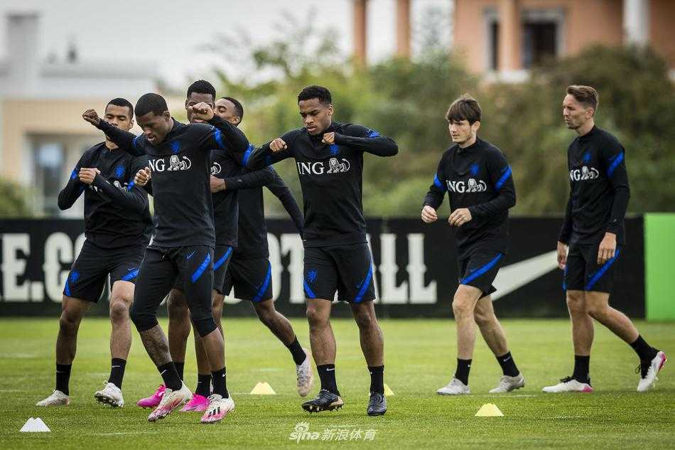 全队在大战前拍摄全家福前的轻松瞬间，大家有说有笑，教练组也站在一旁，阳光洒在每个人的笑脸上，这是属于橙衣军团大家庭的温馨时刻。