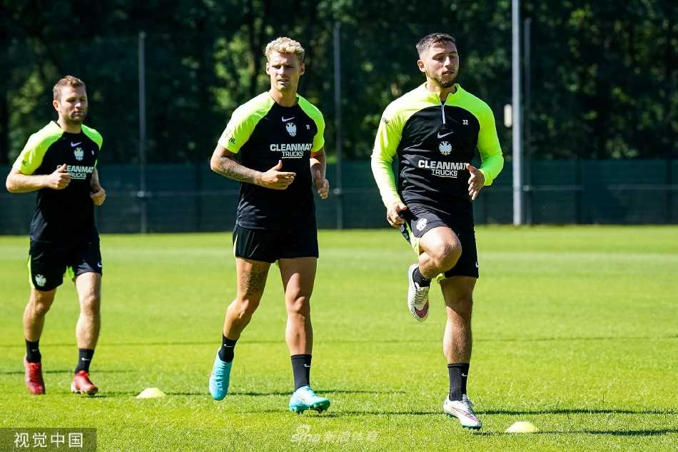 教练团队与球员围成一圈进行战术讲解，众人目光聚焦，充满了对新赛季战术蓝图的期待与专注。