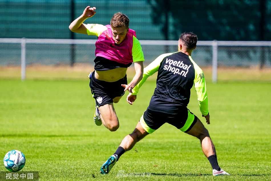 维特斯球员在绿茵场上专注进行拉伸训练，阳光勾勒出他们充满力量感的身影，新赛季的序幕就此缓缓拉开。