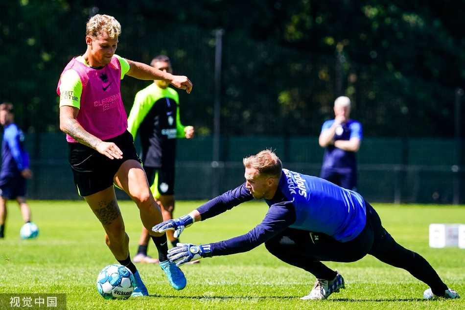 训练结束后，球员们并肩走下场，夕阳余晖将他们的身影拉长，画面宁静而充满团队感，寓意着携手共赴新征程。