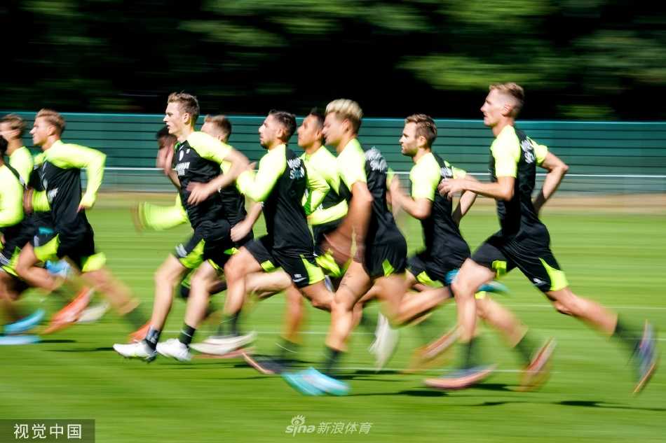 两名维特斯球员在训练中进行一对一激烈对抗，肌肉紧绷，全力以赴，展现了职业足球的力量与竞技之美。