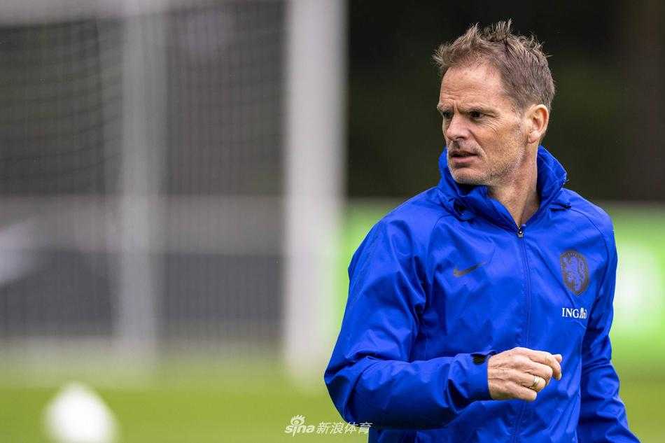 荷兰队门将在雨中全神贯注，飞身扑救化解了一次极具威胁的射门，水花四溅彰显训练的投入