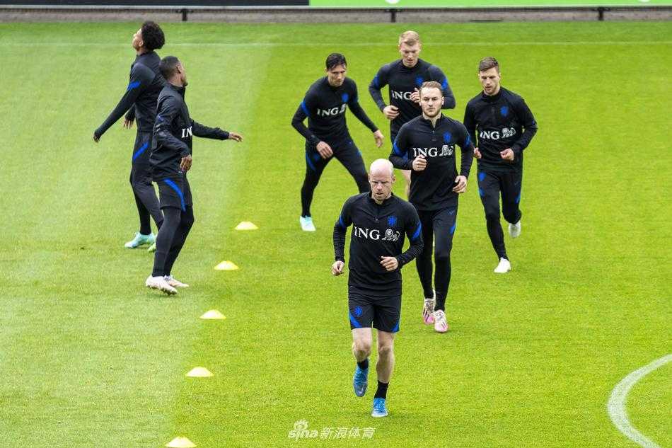 训练结束后，德里赫特与布林德并肩走向场边，两人面带微笑交流着，雨水浸湿了球衣却掩不住对大赛的向往