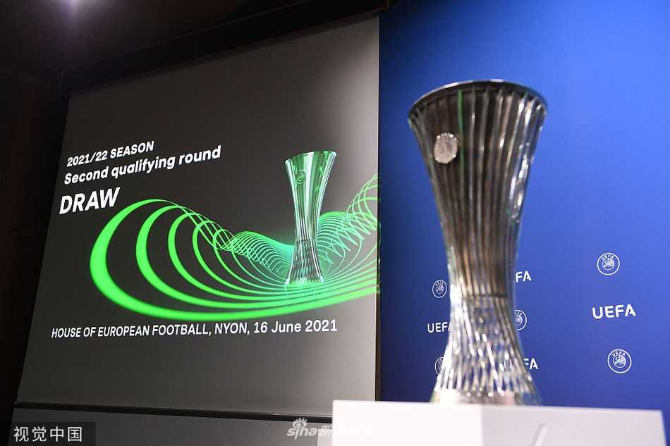 参加抽签仪式的各俱乐部代表在台下聚精会神地注视着大屏幕，手中的笔随时准备记录下潜在对手的名字，空气中弥漫着期待与紧张交织的微妙氛围。