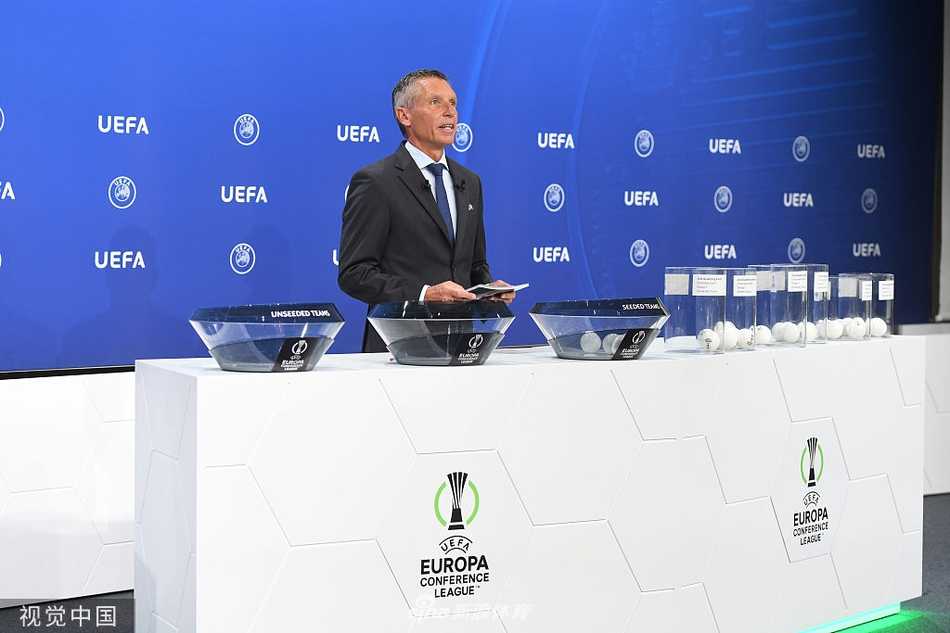 欧足联官员在尼翁总部紧张地转动抽签池，透明容器内的小球承载着欧会杯元年诸强的命运，背景的巨大显示屏上欧会杯的崭新标志熠熠生辉。