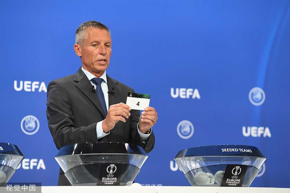 抽签台上整齐陈列着代表各参赛队的圆形标志牌，工作人员正小心翼翼地将抽出的队名贴在相应的对阵位置，每一块小小的徽章背后都是一段漫长的赛季征程。