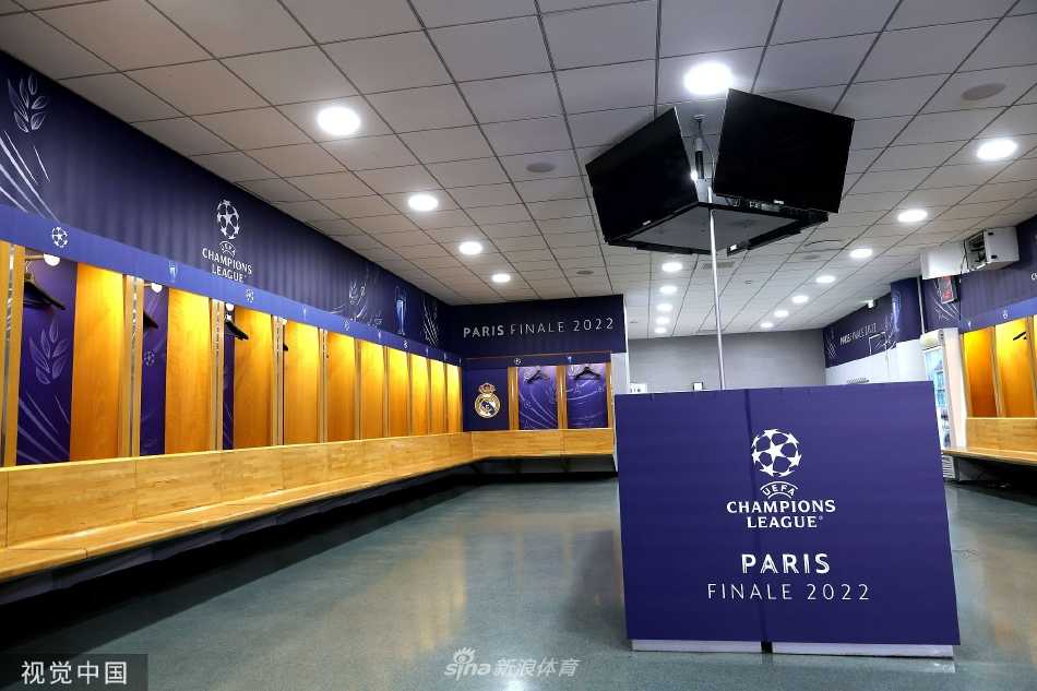 皇马球员座椅整齐排列，每个座位上都配备了必要的比赛装备和营养补给