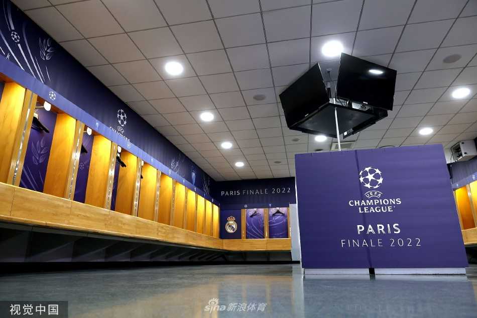 皇马荣誉徽章在更衣室墙上熠熠生辉，象征着这家俱乐部的辉煌历史与传统