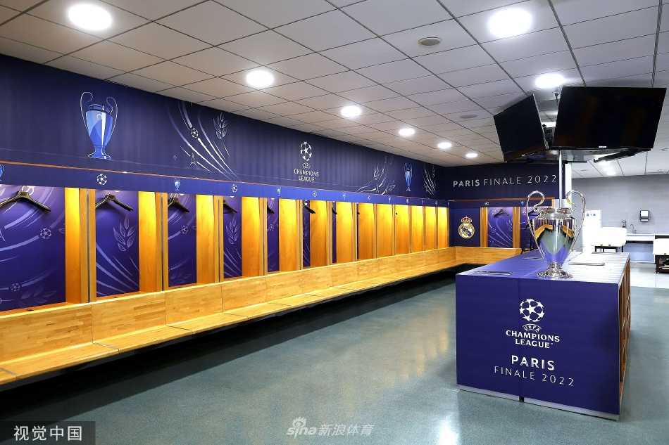 整洁有序的皇马更衣室，每件球衣都整齐悬挂，仿佛在静静等待英雄们的到来