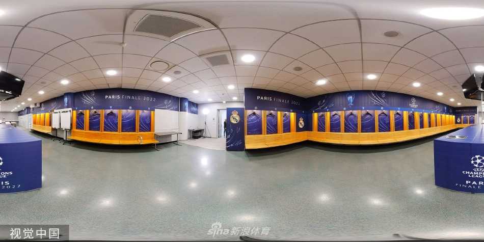 空荡的更衣室走廊，寂静中酝酿着风暴，几小时后这里将充满冠军的欢呼与激情