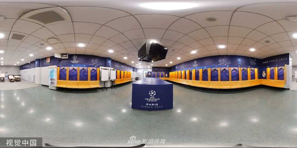 从更衣室角度望向通道，那里是通往决赛赛场的最后一段路程，充满荣耀与挑战