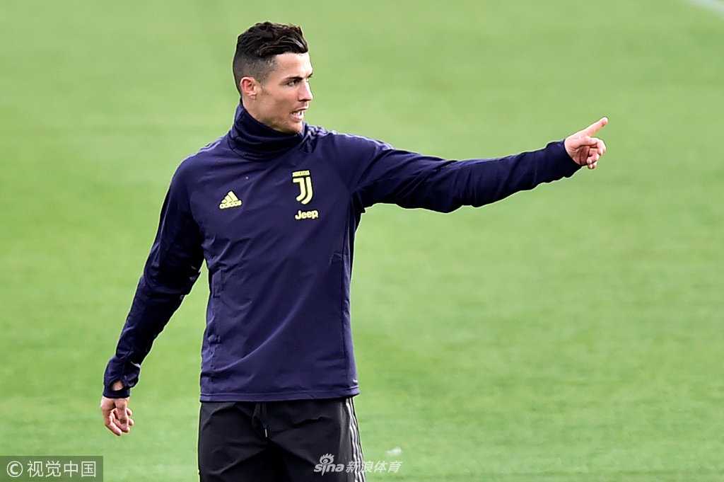 尤文图斯全队在训练场上进行热身训练，球员们神情专注而坚定，气氛严肃备战欧冠关键战役。