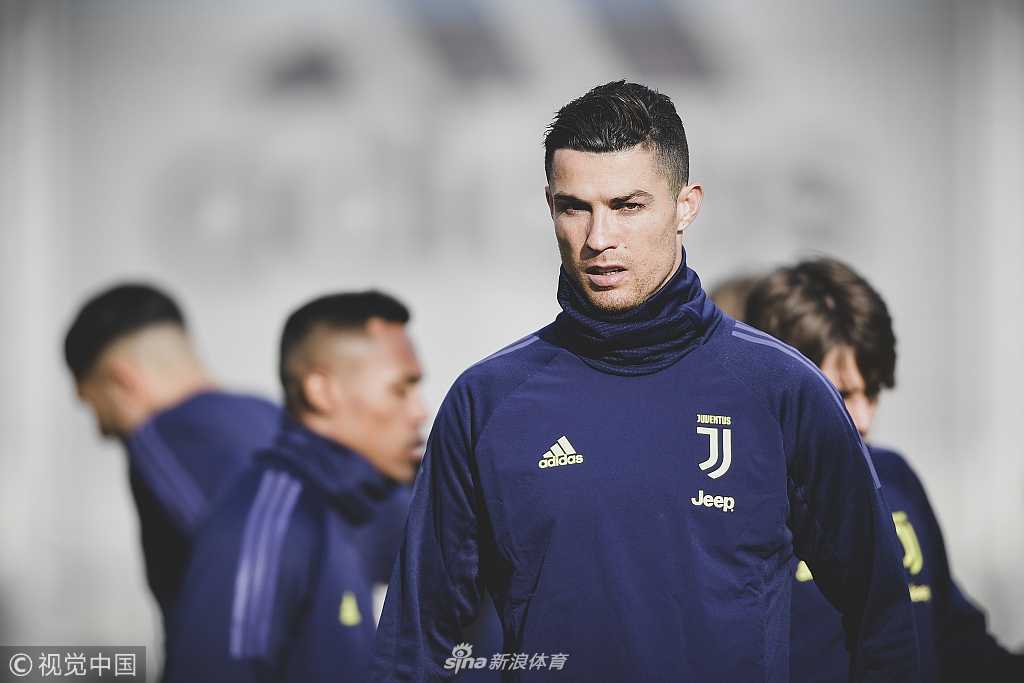 基耶利尼在训练中防守C罗，对抗激烈，展现球队内部积极备战、全力以赴迎接马竞挑战的斗志。