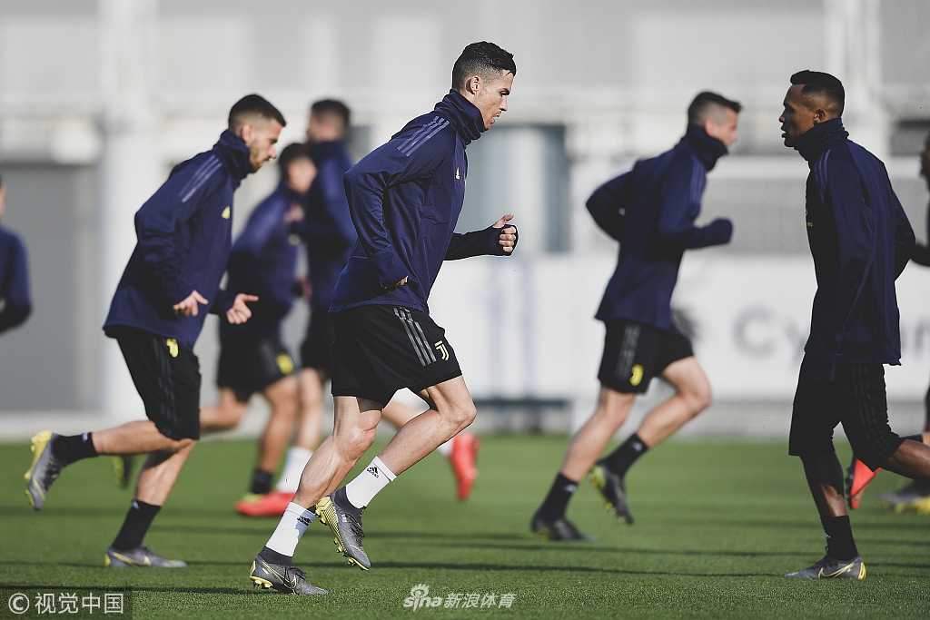 克里斯蒂亚诺·罗纳尔多在训练中带球突破，目光如炬，展现出强烈的求胜欲望和领袖气质。